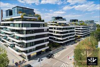 Lichtrijke studio met loftgevoel en terras op een Top locatieTroeven: * Topligging aan de Blauwe Boulevard * Grote ramen & breed terras → echt...