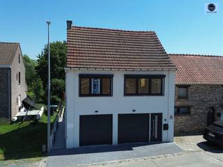 <p><span>GERENOVEERDE HOB MET GROTE TUIN EN 2 GARAGES</span></p><p><span>Richtprijs : 375.000 euro</span></p><p><span> </span></p><p><span>Deze woning is als volgt ingedeeld : inkomhal met toegang tot toilet, ruime living van +- 30 m², eetruimte en keuken van +- 35m².</span></p><p><span> </span></p><p><span>Achter de keuken bevindt zich een berging met aansluitingen voor wasmachine, droogkast en extra bergruimte.</span></p><p><span> </span></p><p><span>Verder treft u nog het zonnige terras van +-80m² en een grote tuin.</span></p><p><span> </span></p><p><span>Op de 1ste verdieping vindt u 2 ruime slaapkamers en een badkamer met dubbele lavabo, toilet en bad.<br /><br /></span></p><p><span>Op de 2de verdieping treft u nog een zolder, deze kan ingericht worden als extra slaapkamers.</span></p><p><span> </span></p><p><span>De woning is voorzien van dubbele beglazing in PVC met elektrische rolluiken en wordt verwarmd met electriciteit en warmtepomp.</span></p><p><span> </span></p><p><span>Troeven : - 2 inpandige garages</span></p><p><span> - lichtrijke leefruimtes</span></p><p><span> - grote en zonnige tuin/terras</span></p><p><span> - EPC label D => GEEN renovatieplicht</span></p><p><span> </span></p><p><span>Aarzel niet en bel 0472/29.25.04 of mail louis@svena.be </span></p><p><span> </span></p><p><span>Deze gegevens zijn louter informatief en wij kunnen niet aansprakelijk gesteld worden voor eventuele onjuistheden. </span></p><p><span>De bewoonbare oppervlakte is slechts indicatief.</span></p>