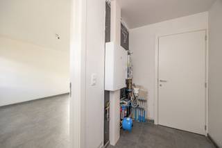 OPENHUIZENDAG / BEZOEKDAG op zaterdag 17 oktober van 10u - 12u30<br /><br />Prachtige nieuwbouwwoning van (bruto bew. opp. 195m²) met voorberekend E-peil 20 (Volledig EPB verslag in aanvraag), 3 tot 4 slaapkamers, hoogwaardig afgewerkt en zonnige tuin. Deze woning is gelegen dichtbij het centrum van Herenthout en handig gelegen met alle-in en uitvalswegen en al de nodige voorzieningen (supermarkt, bakker, slager) in de directe omgeving.<br /><br />INDELING: Inkomhal met vestiaire gedeelte en apart gastentoilet. Vervolgens een ruime leef/ eet ruimte met echt veel lichtinval en directe connectie tot de openkeuken. De keuken is met hoogwaardige materialen afgewerkt (Qooker kraan, composiet blad, Inductie kookvuur, etc.). Achterliggend heb je nog een handige wasplaats/bijkeuken met verdere toegang tot de tuin. Vloerbekleding bestaat uit een keramische tegel met vloerverwarming en koeling.<br /><br />V1: Via de trap (arduin geschuurd) betreden we de nachthal met toegang tot alle vertrekken; Twee écht ruime slaapkamers en 1 kinderkamer / hobbyruimte, Als ook een luxueuze badkamer met inloopdouche, bad en dubbele lavabo. Eveneens is er een apart toilet voorzien. V2: Ruime slaapkamer van +/-25m² en technische ruimte/zolder toegankelijk via vaste trap. Zowel V1 als V2 bestaat uit een meerlaagse eikenparket met vloerverwarming en koeling. Tot slot een aangename tuin met terras, parkeermogelijkheid achteraan de woning (mits hoek perceel). Vergunning aangevraagd met carport, aankoop met carport is bespreekbaar.<br /><br />BIJZONDERHEDEN: Zeer energiezuinige woning (E-peil 20 voorberekend - Vrijstelling KI voor 5 jaar) – Woning volledig opgeleverd – Vooruitstrevende technieken, Warmtepomp (lucht-water), Zonnepanelen (18panelen – 8010 kWp), Ventilatiesysteem C, etc. Aankoop onder 21% BTW op de constructie; op het grond aandeel 12% RR - Vrijstelling KI 5 Kwalitatieve afwerking door lokale aannemers. Echt ruime slaapkamers met het wooncomfort als centraal orgaan – Buitenschrijnwerk Aluminium en Pvc.<br /><br />UPDATE: Al de binnendeuren en plinten overal geplaatst, Badkamer meubel geïnstalleerd en gazon is volledig ingezaaid. ZIE REAL/ FILMPJE.