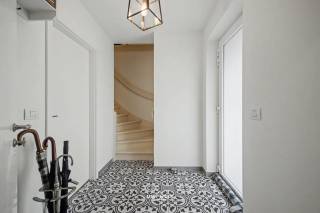 Op een rustige, kindvriendelijke toplocatie in Sint-Niklaas bevindt zich deze moderne en perfect onderhouden halfopen bebouwing uit 2017. De woning combineert hedendaags comfort, energiezuinigheid en een doordachte indeling met een bewoonbare oppervlakte van maar liefst 161 m².
Binnenin geniet u van een lichtrijke leefruimte met grote raampartijen en een open keuken met hoogwaardige afwerking. Dankzij de zuidelijke oriëntatie stroomt er de hele dag door natuurlijk licht binnen, wat zorgt voor een aangename en warme sfeer. De keuken vormt het hart van de woning en sluit naadloos aan op de leefruimte, ideaal voor zowel dagelijks comfort als gezellige momenten met familie en vrienden.
De woning beschikt over drie ruime slaapkamers. De masterbedroom is uitgerust met een praktische inloopdressing. Op de eerste verdieping bevindt zich een stijlvolle badkamer met inloopdouche en dubbele spoelbak. Daarnaast zijn er twee aparte toiletten voorzien voor extra comfort. De ruime zolder kan perfect dienen als derde slaapkamer of hobbyruimte.
Op technisch vlak is deze woning volledig mee met haar tijd. Zo is er vloerverwarming via een aardgas condensatieketel, ventilatiesysteem D, zonnepanelen en hoogwaardige isolatie (dakisolatie van 18 cm, vloer- en muurisolatie). Dit resulteert in een uitstekende energieprestatie met EPC-label A en een E-peil van 23. Elektriciteit is conform tot 2042 en de PVC-ramen met hoogrendementsbeglazing (1.0 K-waarde) dragen bij aan het energiezuinige karakter.
De woning is voorzien van elektrische screens, een regenwaterput van 10.000 liter en een solide betonnen structuur. De afzonderlijke carport wordt mee aangeboden voor €15.000.
Een instapklare topper op een gegeerde locatie, op een boogscheut van het centrum van Sint-Niklaas. Woningen van dit niveau komen zelden op de markt. Mail of bel ons nu voor een afspraak op het nummer: 052/46.38.03 of info@uw-huis.be en wie weet tot binnenkort! 
