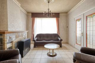 Ruime halfopen woning met tuin in Wichelen<br /><br />Ben je op zoek naar een ruime woning in Wichelen met veel potentieel? Zoek niet verder!<br /><br />Met 3 slaapkamers, een gedeeltelijk geïnstalleerde keuken en een zuidwestgerichte tuin biedt deze woning alle comfort die je zoekt.<br /><br />Indeling van de woning:<br /><br />Gelijkvloers:<br /><br />* Inkomhal<br />* Leefruimte<br />* Keuken<br />* Badkamer met douche<br />* Berging/wasplaats<br /><br />Eerste verdieping:<br /><br />* 3 slaapkamers<br />* Nachthal<br /><br />Tweede verdieping:<br /><br />* Zolderruimte (inrichtbaar)<br /><br />Kelder:<br /><br />* Kelderruimte<br /><br />Troeven:<br /><br />* Bewoonbare oppervlakte van ca. 200 m²<br />* Zuidwestgerichte tuin<br />* Halfopen bebouwing<br />* Centrale ligging<br />* Parkeermogelijkheid buiten<br /><br />Meer weten of een bezoek inplannen?