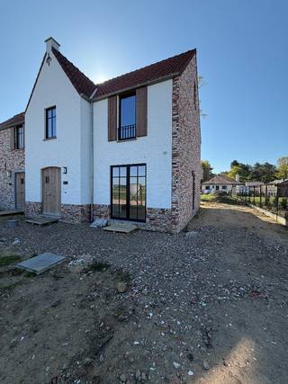 Deze nieuwbouwwoning is gelegen in een rustige buurt en beschikt over een ruime tuin waar u heerlijk kan genieten van de buitenlucht. Met maar...