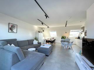 Centraal gelegen, energiezuinig appartement; Indeling: inkom via traphal naar de tweede verdieping; Hal met apart toilet; Wasberging met kastruimte;...