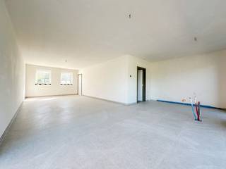 Ben je op zoek naar een ruime en energiezuinige woning in een groene, rustige omgeving? Dan is lot 2 in ons nieuwbouwproject in Oetingen (Gooik) misschien wel jouw toekomstige thuis!<br /><br />Deze halfopen bebouwing biedt 142 m² aan bewoonbare oppervlakte en is gelegen nabij het centrum, lokale handelaars, sportvoorzieningen en openbaar vervoer.<br />Bovendien zal deze woning volledig afgewerkt worden inclusief schilderwerk, verlichting, laminaat op slaapkamers/nachtal en tuinaanleg. Kortom volledig klaar om onmiddellijk te verhuizen!<br /><br /><strong>Indeling van de woning</strong><br />- Ruime inkomhal met gastentoilet<br />- Leefruimte met open keuken (48,5m²)<br />- Grote berging/garage voor extra opslag en praktisch gebruik<br />- Nachthal met apart toilet<br />- 3 ruime slaapkamers (13,8 m² – 13,4 m² - 10,3)<br />- Grote badkamer met ligbad, douche en dubbele lavabo (8,1m²)<br />- Ruime zolder, bereikbaar via een zolderluik, met extra mogelijkheden<br /><br /><strong>Extra troeven</strong><br />- Lichtrijke ruimtes en een praktisch ingedeelde woning<br />- Vloerverwarming op het gelijkvloers<br />- Energiezuinig wonen<br />- Zonnepanelen<br />- Regenwaterput van 7.500 liter, aangesloten op toiletten, wasmachine en buitenkraan<br /><br /><strong>Ben jij klaar om van deze woning jouw thuis te maken?</strong><br />Bekijk de plannen op www.hectaar.be of neem contact met ons op voor een afspraak!<br /><br /><strong>Ontdek lot 02 tijdens het opendeurmoment op zondag 31 mei van 13u tot 16u.<br />Schrijf je in via: https://www.hectaar.be/nl/nieuws/opendeurmoment-31-mei</strong>