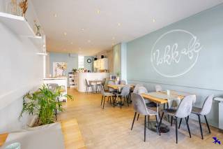Welkom in Boom!<br /><br />Dit veelzijdige pand bestaat uit een handelspand op het gelijkvloers en twee appartementen op de bovenliggende verdiepingen. De 3 units zijn allen al geruime tijd verhuurd. Het gelijkvloers heeft een energieprestatiecertificaat label D, de eerste verdieping label C, en de recent gerenoveerde tweede verdieping beschikt over label F. Alle elektriciteit is conform de huidige normen, wat bijdraagt aan een veilige en betrouwbare werking.<br /><br />De open commerciële ruimte op het gelijkvloers is voorzien van een grote etalage die zorgt voor veel natuurlijke lichtinval, waardoor het een aantrekkelijke locatie is voor diverse handelsactiviteiten. Dankzij de strategische centrale ligging in het bruisende stadscentrum is het pand zeer goed zichtbaar en gemakkelijk bereikbaar, wat een sterke commerciële meerwaarde biedt.<br /><br />De stabiele huurders garanderen een constante en betrouwbare inkomstenstroom, waardoor dit pand een uitstekende investering is. Met de recente renovatie van het tweede appartement is het geheel goed onderhouden en klaar voor duurzame verhuur in een levendige omgeving.<br /><br />Het pand in de Antwerpsestraat is vlot bereikbaar via de A12 en E19, waardoor steden zoals Antwerpen en Brussel snel te bereiken zijn. Ook het openbaar vervoer en diverse winkels in het centrum van Boom liggen op wandelafstand.<br /><br />Interesse gewekt? Contacteer ons kantoor via info@hiro.be of 03 230 00 14!
