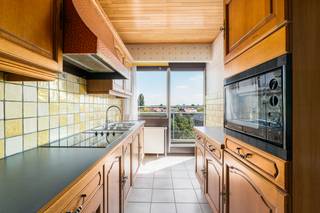 <p>Appartement centraal gelegen nabij scholen, openbaar vervoer en belangrijke invalswegen.</p><p>Dit appartement uit 1970 combineert een ideale ligging met een praktische indeling en aangename buitenruimtes. Dankzij de centrale locatie woon je vlak bij winkels, scholen en openbaar vervoer, terwijl je ook geniet van een vlotte verbinding naar de omliggende gemeenten. De twee terrassen zorgen op elk moment van de dag voor extra buitenruimte en lichtinval. Bovendien is er een garage beschikbaar die extra aangekocht kan worden voor 30.000€, wat een grote meerwaarde biedt in deze omgeving. Met een EPC-label B biedt dit appartement bovendien een gunstige energieprestatie.</p><p> </p><p>• Woonkamer met aangename lichtinval en toegang tot het terras</p><p>• Keuken met praktische indeling</p><p>• 2 slaapkamers</p><p>• Badkamer</p><p>• Garage beschikbaar aan te kopen voor 30.000€</p><p>• Zolder voor extra bergruimte</p><p> </p><p>• Ideale ligging </p><p>• Twee terrassen</p><p>Neem vandaag nog contact op met je ERA-makelaar voor een bezoek.</p><p> </p><p>JOUW DROOMAPPARTEMENT. ZO GEVONDEN!</p>