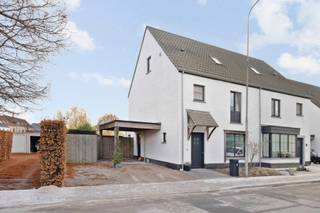 <p>Prachtig afgewerkte woning (bwj 2018) op 291 m², bestaande uit een inkomhal met afzonderlijk toilet, een gezellige leefruimte (visgraatparket) met eet- en zithoek, een volledig uitgeruste keuken, een praktische was/bergplaats en een private zuidgerichte tuin met aangelegd terras, tuinberging en overdekte lounge.<br />Op het eerste verdiep bevinden zich 3 slaapkamers, waarvan 1 ingericht als dressing, een nachthal met afzonderlijk toilet, een ingerichte badkamer (inloopdouche, ligbad en dubbele wastafel) en een vaste trap naar het 2de verdiep dat afgewerkt is als 4de slaapkamer met bergzolder en technische ruimte.</p>
<p><strong>Extra troeven:</strong></p>
<ul>
<li>
<p>Energiezuinig (E-peil 39 / label A)</p>
</li>
<li>
<p>Voorzien van airco’s (gelijkvloers en verdieping)</p>
</li>
<li>
<p>Conforme keuring elektriciteit</p>
</li>
<li>
<p>Bewoonbare oppervlakte van 166 m²</p>
</li>
<li>
<p>Regenwaterput</p>
</li>
<li>
<p>Private oprit + carport</p>
</li>
<li>
<p>Op wandelafstand van scholen, winkels, het centrum en openbaar vervoer</p>
</li>
<li>
<p>Instapklaar en kwalitatief afgewerkt</p>
</li>
</ul>
<p>Deze woning is te koop ZONDER makelaar via het concept van Smart Houses! Wenst u verdere inlichtingen of een bezoek? Contacteer rechtstreeks de eigenaar via <strong>0478/600.284</strong>.</p>