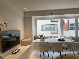 Dit prachtig, gerenoveerd appartement met zijdelings zeezicht is gelegen op 30 meter het strand te Knokke Zoute!<br /><br /><span><strong>Indeling:</strong></span> inkomhal met vestiaire, technische ruimte en gastentoilet, lichtrijke leefruimte met volledig ingerichte open keuken.<br />3 slaapkamers bestaande uit: 1 volwaardige slaapkamer met dubbel bed en doucheruimte met 1 lavabo,1 volwaardige slaapkamer met dubbel bed en 1 slaapkamer als bureau of met stapelbed. Badkamer met inloopdouche, dubbele lavabo en toilet. Privatieve kelderberging en fietsenberging in de residentie aanwezig.<br /><br />Het appartement werd volledig gerenoveerd met hoogwaardige kwaliteitsmaterialen.<br /><br />Meer info bel of mail naar: <strong>050 33 59 03 - Info@yess-vastgoed.be </strong>