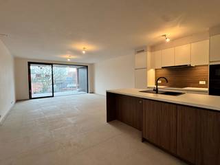 Nieuwbouwappartement met één slaapkamer, terras en ondergrondse autostaanplaats te koop in Zulte.Residentie Strohalm is een prestigieus...