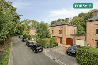 Welkom in deze fijne instapklare woning in Sint-Amandsberg, Gent. <br /><br />We starten in de inkomhal. Een praktische entree met gastentoilet en toegang tot de verschillende ruimtes van de woning.<br /><br />Vervolgens komen we in de leefruimte die in verbinding staat met de keuken. Beide ruimtes bevinden zich naast elkaar met een brede doorgang. Eigen ruimtes, maar wel met een open gevoel!<br /><br />Via de trap bereiken we de eerste verdieping. Hier bevinden zich één slaapkamer en een dressing, die perfect als derde kamer zou kunnen dienen. Verder op deze verdieping bevindt zich de badkamer. <br /><br />Op de tweede verdieping vinden we nog een slaapkamer en een extra (technische) bergruimte. <br /><br />Achteraan beschikt de woning over een leuke, zuidoost georiënteerde tuin met prachtig groen zicht. Een zeer aangename buitenruimte waar je rustig kunt genieten!<br /><br />Ook praktisch is de inpandige garage, die zorgt voor extra bergruimte en comfort.<br /><br />De woning zal uiterlijk 01/08/2027 beschikbaar zijn. <br /><br />De eigendom wordt aangeboden via de Pre-sale formule. Van 24/10/2026 om 09:00 tot 26/10/2026 om 13:00 kan u het huis op afspraak komen bezichtigen en een bod uitbrengen. De vermelde prijs is een instelprijs. Voor meer info, gelieve contact op te nemen met de dossierverantwoordelijke.<br /><br />Bestuursmaatregelen in het maatregelenregister: nee