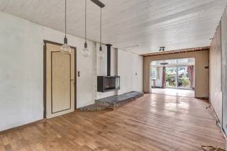 Voor meer info of een bezoek, bel 053 59 49 32 - Deze renovatiewoning met karakter en veel potentieel is gelegen in een rustige,...