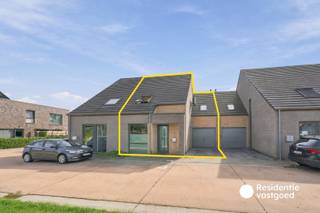 Kijkdag zaterdag 3/10 : boek jouw afspraak via residentievastgoed.be ! Welkom in deze recente en energiezuinige gezinswoning in de gegeerde verkaveling 't Baanhof te Stene. Gebouwd in 2016 combineert deze instapklare woning hedendaags wooncomfort, ruimte en uitstekende energieprestaties.<br /><br />Op het gelijkvloers vindt u een inkomhal met gastentoilet, een bureau, een ruime en lichtrijke leefruimte met sfeerhaard en een open keuken met kookeiland en kwalitatieve inbouwtoestellen. Verder is er een inpandige garage met elektrische sectionale poort en aansluiting voor de wasmachine.<br /><br />Op de eerste verdieping bevinden zich drie ruime slaapkamers en een volledig uitgeruste badkamer met inloopdouche, ligbad, toilet en maatwerkmeubel. De ingerichte zolderverdieping doet dienst als vierde slaapkamer en biedt bovendien extra bergruimte en inbouwkasten.<br /><br />Ook op technisch vlak scoort deze woning uitstekend met een EPC-label A (55 kWh/m²), conforme elektrische installatie, 7 zonnepanelen, vloerverwarming op het gelijkvloers, centrale verwarming op aardgas en in elke ruimte Daikin lucht-luchtwarmtepompen voor bijkomend comfort.<br /><br />Buiten geniet u van een onderhoudsvriendelijke tuin met terras in blauwe hardsteen, een regenwaterput van 10.000 liter en een Winsol-zonneluifel. Een instapklare en complete woning op een aangename locatie in Oostende.<br /><br />Benieuwd om deze topper te ontdekken? Kom langs op afspraak op de voorziene kijkdag op 3 oktober 2026!<br /><br />De vermelde prijs is een richtprijs, elk bod hoger of lager dan deze prijs wordt voorgelegd aan de eigenaar die zich het recht voorbehoudt om dit te aanvaarden of te weigeren