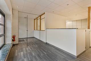 Functionele kantoor- en praktijkruimtes te huur op strategische locatie, vlakbij de Ring, het Sportpaleis en belangrijke invalswegen. Inclusief in...