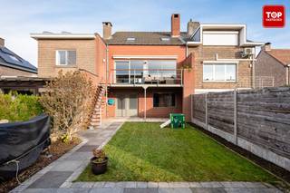 Deze charmante bel-etagewoning is gelegen in een rustige straat te Wondelgem. Op deze ligging vindt u in de nabijheid winkels, scholen en buurtvoorzieningen, Alsook is er een goede bereikbaarheid richting Gent-centrum en de R4. Daarnaast zijn er in de omgeving ook groene zones en pleintjes terug te vinden, wat de woning aantrekkelijk maakt voor gezinnen met kinderen.<br /><br />De woning telt 3 slaapkamers, een badkamer en maar liefst 3 toiletten. Op het gelijkvloers bevinden zich de inkomhal en een ruime garage met plaats voor een wagen en fietsen. Daarnaast is er als extra troef niet alleen een jacuzzi aanwezig, maar ook een sauna! <br /><br />Op de eerste verdieping bevindt zich een lichtrijke leefruimte met salon en eetplaats die ook directe toegang geeft tot het terras. Aansluitend op de leefruimte is de open keuken. De tweede verdieping omvat drie ruime slaapkamers en een badkamer met douche, bad, wastafel en toilet.<br /><br />Buiten beschikt de woning over een tuin met een terras en een tuinhuis voor extra opbergruimte.<br /><br /><br />Vrij bij akte!<br /><br />Contacteer Top Vastgoed voor meer info of een bezoek in te plannen op 0475 700 700!