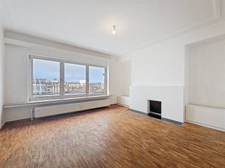 <p><span>Ontdek dit zonnig appartement aan Gent-Zuid! </span></p><p><span>U komt de woning binnen via een ruime inkomhal. Links bevindt zich de </span><span>volledig nieuwe keuken</span><span>, uitgerust met koelkast, vaatwasser, elektrische kookplaat, dampkap, spoelbak én aansluitingen voor wasmachine en droogkast. Vanuit de keuken stapt u zo het </span><span>zuidwestgerichte terras</span><span> van 11 m² op, met uitzicht op de stad en aan de rechterkant de 3 torens. Aansluitend vindt u de lichtrijke leefruimte van 35 m² . Achteraan het gebouw liggen de </span><span>twee slaapkamers</span><span> (14,5 m² en 14 m²), waarvan de master bedroom bovendien toegang heeft tot een gezellig balkon. De badkamer is uitgerust met een ligbad met douchemogelijkheid en een wastafel. Het toilet is apart. Extra troeven: een kelderberging (A7) en een fietsenstalling, toegankelijk via de Sint-Lievenspoortstraat. Contractduur: 3 jaar. Onmiddellijk beschikbaar. Nieuw EPC in aanvraag na extra isolatie werken. </span></p>