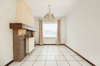 <h1><span>Te renoveren woning met vier slaapkamers en tuin in Kapelle-op-den-Bos</span></h1><p><span>Op zoek naar een leuke gezinswoning met veel potentieel? Deze woning in Kapelle-op-den-Bos is exact wat u zoekt! Om te beginnen beschikt de woning al over heel wat vierkante meters waar u volledig uw eigen ding van kunt maken. De zolder heeft een vaste trap, waardoor hier ook onmiddellijk een ruime slaapkamer van kan worden gemaakt. Een andere troef is de aparte doorgang aan de rechterkant van de woning, die de straat rechtstreeks met de tuin verbindt. Dankzij deze doorgang hoeft u met fietsen en vuilbakken nooit door de woning te wandelen. Tot slot spreken we hier ook over een uitstekende locatie. Het station van Kapelle-op-den-Bos bevindt zich op enkele minuten wandelen, winkels en scholen zijn vlakbij en voor wandelaars en fietsers is het slechts de straat uit om op de dijk van het kanaal terecht te komen.</span></p><h2><span>Indeling</span></h2><p><span>Gelijkvloers</span></p><ul><li><span>inkomhal</span></li><li><span>woonkamer</span></li><li><span>keuken</span></li><li><span>badkamer</span></li><li><span>tuinberging</span></li></ul><p><span>Eerste verdieping</span></p><ul><li><span>slaapkamer 1</span></li><li><span>slaapkamer 2</span></li><li><span>slaapkamer 3</span></li></ul><p><span>Zolder</span></p><ul><li><span>slaapkamer 4</span></li></ul><h2><span>Troeven</span></h2><ul><li><span>vier volwaardige slaapkamers</span></li><li><span>zij-ingang naar de tuin</span></li><li><span>uitstekende locatie</span></li></ul><p><span> </span></p><p><span>Ben jij geïnteresseerd in deze woning gelegen in Kapelle-op-den-Bos, ben je op zoek naar ander vastgoed, een investering of wens je de waarde van jouw eigendom te kennen? Dan ben je bij BOLT Immo aan het juiste adres! Wij helpen jou graag verder.</span></p>