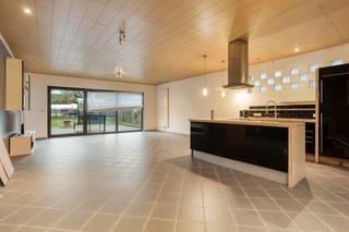 Charmante halfopen bebouwing te koop in de Nachtegaalstraat te Izegem, gelegen op een perceel van 373 m². Deze verzorgde woning, oorspronkelijk gebouwd in 1936 en gerenoveerd in 2007, combineert karakter met hedendaags comfort.<br /><br />Met een bewoonbare oppervlakte van ca. 150 m² beschikt de woning over een lichtrijke leefruimte, een functionele indeling en 3 volwaardige slaapkamers. Bovendien geniet de woning van een conforme elektrische keuring, wat zorgt voor extra gemoedsrust. Achteraan bevindt zich een aangename tuin waar u in alle rust kan genieten van het buitenleven.<br /><br />Indeling van het huis:<br /><br />Gelijkvloers: <br />- inkom met gastentoilet<br />- woonkamer <br />- eetkamer<br />- keuken <br />- wasplaats<br />- nachthall<br />- slaapkamer<br />- badkamer<br /><br />Eerste verdieping<br />- zolder opgedaan als slaapkamer, mogelijkheid tot derde slaapkamer<br /><br />Troeven van het huis: <br />- Conforme elektrische keuring<br />- Gelegen nabij het centrum van Izegem en Ingelmunster<br />- Leuke tuin<br />- Vlotte bereikbaarheid naar het centrum van Izegem en invalswegen, E403, scholen en opbaar vervoer, ...<br /><br /><br />Deze AI-visualisaties zijn bedoeld als inspiratie. Er werd geen rekening gehouden met technische specificaties, stedenbouwkundige voorschriften of de concrete mogelijkheden tot realisatie.<br /><br />Dit pand is onderworpen aan de renovatieverplichting van de Vlaamse overheid voor residentiële gebouwen (behoudens bij sloop binnen 5 jaar na de aankoop). Consulteer voor meer informatie de website van het Vlaams Energie- en Klimaatagentschap via https://www.vlaanderen.be/een-woning-kopen/renovatieverplichting-voor-residentiele-gebouwen<br /><br />Bestuursmaatregelen in het maatregelenregister: nee<br /><br />Deze AI-visualisaties zijn bedoeld als inspiratie. Er werd geen rekening gehouden met technische specificaties, stedenbouwkundige voorschriften of de concrete mogelijkheden tot realisatie.
