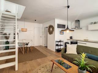 Cosy GEMEUBELD duplex-appartement met heerlijk dakterras in een karaktervol gebouw, gelegen op een steenworp afstand van de Grote Markt en de Groenplaats.<br /><br /><strong>Indeling: </strong>ruime living op parket, volledig ingerichte open keuken op parket, badkamer in keramisch leisteen met ligbad; lavabo; toilet en handdoekdroger.<br />Verdieping: ruime slaapkamer op parket, toegang tot dakterras met zicht op de kathedraal en de Boerentoren.<br /><br /><strong>Bijzonderheden:</strong>
<ul>
<li>Parlofoon.</li>
<li>Prachtig dakterras, uitgerust met loungeset.</li>
<li>Kosten €250,-/mnd. ALL-IN (gas, water, electriciteit, tv, internet en verzekering)</li>
</ul>
<br />