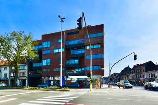 Centraal gelegen autobergplaats mét 2 motostaanplaatsen gelegen in een luxueuze residentie met uniek architecturaal concept. De centrale ligging en...