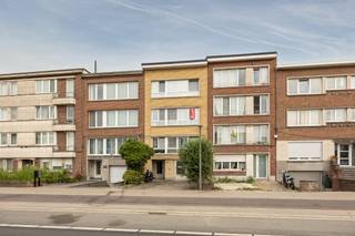 Dit te renoveren appartement ( 76m²) heeft 2 slaapkamers ( 14m² - 7m²)<br /><br />Het appartement is gelegen op de 2de verdieping van een klein gebouw.<br /><br />De living (35m²) is op een vinylvloer.<br /><br />De ramen ( PVC Dubbel) zijn zowel vooraan als achteraan juist vernieuwd.<br /><br />Keuken is te installeren.<br /><br />De badkamer heeft een wc, een lavabo en een douche.<br /><br />Het appartement heeft ook een aparte berging op het gelijkvloers.<br /><br />Stedenbouwkundige inlichtingen in aanvraag.<br /><br />Voor meer info of een bezoek ter plaatse kan u vrijblijvend contact opnemen met Philip op het nr.: 0476/999.029 of philip@reds.be