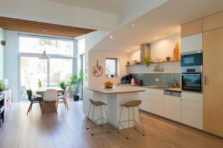 VERKOCHT!!!<br /><br />Deze ruime en verzorgde gezinswoning bevindt zich in een gezellige woonbuurt, vlakbij het Te Boelaerpark. <br />Je komt de woning binnen via een aangename inkomhal. Hier vind je ook een apart toilet en toegang tot de (ruime en droge) kelder. Vanuit de hal kom je binnen in een lichtrijke en bijzonder ruime living en volledig uitgeruste leefkeuken. Via een grote dubbele schuifdeur kom je vanuit de leefruimte meteen in de gezellige stadstuin. <br />Op de eerste verdieping vind je 2 slaapkamers en een badkamer met ligbad, douche, toilet en dubbele lavabo.<br />Op de tweede verdieping zijn er nog 2 ruime slaapkamers en een wasruimte met lavabo en aansluitingen voor wasmachine en droogkast.<br />De woning werd in 2014 uitgebreid gerenoveerd en in 2021 werden de voordeur en de ramen vernieuwd. Verder is de woning uitgerust met airco (in 3 van de 4 slaapkamers) en werden er in 2020 zonnepanelen geplaatst.<br /><br />Beschikbaar begin 2027.<br /><br />VERKOCHT!!!