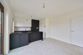 <p><span><strong>Nieuwbouwappartement met 1 slaapkamer en ruim terras</strong></span><span></span></p>
<p>Ontdek dit prachtige appartement in het Agnetenpark, dat zich bevindt in een moderne en comfortabele woonomgeving waar kwaliteit, ruimte en licht centraal staan. Ook staat energiezuinig wonen hier centraal dankzij onder andere de zonnepanelen en het BEN-label (Bijna Energie Neutraal). Dit appartement, gelegen op de tweede verdieping, combineert een doordachte indeling met een aangenaam wooncomfort.</p>
<p>Verder geniet je in de open leefruimte van veel natuurlijk licht. Deze sluit naadloos aan op de keuken, wat zorgt voor een ruimtelijk en uitnodigend gevoel. Dankzij de kwalitatieve afwerking en de praktische indeling is dit appartement ideaal voor wie op zoek is naar een stijlvolle en functionele woonst.</p>
<p>Via de leefruimte heb je toegang tot het gezellige terras van 8 m², een fijne plek om te ontspannen en te genieten van de buitenlucht. Daarnaast beschikt het appartement over een aparte berging die extra opbergruimte biedt en bijdraagt aan het dagelijks comfort.</p>
<p>Het appartement heeft volgende <strong>kenmerken</strong>:<br />- Tweede verdieping<br />- Bewoonbare oppervlakte: 74m²<br />- 1 slaapkamer<br />- Terras van 8 m²<br />- Kwalitatieve afwerking <br />- Lichtrijke leefruimte <br />- Open keuken <br />- Aparte berging<br />- Zonnepanelen aanwezig<br />- BEN-label (Bijna Energie Neutraal)</p>
<p>Een unieke kans om kennis te maken met het wooncomfort en de uitstraling van het Agnetenpark in Peer.<br /><br /><span>Voor </span><strong>meer informatie of een bezoek ter plaatse</strong><span>, klik je op onze website </span><strong>www.jansenrealestate.be</strong><span> bij het pand op de </span><strong>knop 'bezoek aanvragen'.</strong><br /><br /><span>Wij ontzorgen je ook voor de verkoop van je huidige woning! Voor meer uitleg helpen we je graag verder!</span></p>