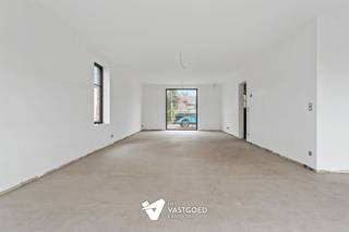 <p><span>Ruime nieuwbouwwoning op rustige, centrale ligging.</span></p><p><span> </span></p><p><span>Belangrijkste troeven:</span></p><p><span>- Ruime woning met 225m² bewoonbare oppervlakte</span></p><p><span>- De beste technieken: vloerverwarming + koeling (ook op slaapkamers) via warmtepomp</span></p><p><span>- Vrije keuze van afwerking volgens lastenboek</span></p><p><span>- Praktische indeling met mooie ruimtes</span></p><p><span>- Vaste trap naar 2e verdieping voor mogelijks 2 extra (slaap)kamers!</span></p><p><span>- Zuidgerichte tuin wordt aangelegd met terras, gazon, omheining en oprit</span></p><p><span>- Ideale ligging in een rustige straat en op wandelafstand van centrum</span></p><p><span> </span></p><p><span>Bekijk zeker ook de grondplannen met de afmetingen. Zo krijgt u van thuis uit al een perfect beeld van wat deze woning te bieden heeft!</span></p><p><span> </span></p><p><span>Wenst u meer info of een vrijblijvende bezichtiging, contacteer dan ons kantoor op het nummer 014 39 99 99 en wij helpen u graag verder.</span></p>
