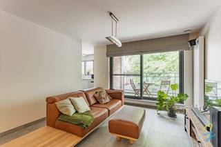 Te koop te Berlare: Instapklaar en energiezuinig appartement op een toplocatie nabij het Dorp<br /><br />Dit recente appartement biedt alle comfort voor wie zorgeloos wil wonen. U beschikt over 2 volwaardige slaapkamers, een ruime en lichtrijke woonkamer met open leefruimte, een aangenaam terras en een praktische indeling. Dankzij de energiezuinige afwerking geniet u van lage energiekosten en optimaal wooncomfort.<br /><br />Extra troeven zijn de private garagebox en de buitenberging, die zorgen voor voldoende opslagruimte. Gelegen op wandelafstand van winkels, horeca en openbaar vervoer, combineert dit appartement een rustige ligging met een uitstekende bereikbaarheid.<br /><br />Graag een bezoek? Contacteer Laura Lauwereys op 0469 14 29 44 of mail naar laura.l@cornelis-goeman.be voor een afspraak.
