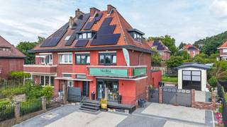 In de Bremstraat 51 te Houthalen vinden we deze ruime en veelzijdige woning terug. Het huis heeft een bewoonbare oppervlakte van 203 m² en staat op een perceel van 6 are 81 ca.<br /><br />Bij het binnenkomen komen we in de inkomhal die toegang geeft tot de gezellige en ruime woonkamer met eetplaats. Aansluitend bevindt zich de volledig vernieuwde keuken die praktisch is ingericht en voorzien van alle comfort. Verder is er op het gelijkvloers ook een apart toilet aanwezig.<br /><br />Op de eerste verdieping zijn er drie slaapkamers en een badkamer. De zolderverdieping werd ingericht als extra slaapkamer en beschikt bovendien over een tweede badkamer. Dit maakt de woning bijzonder interessant voor een groter gezin of voor wie graag extra ruimte ter beschikking heeft.<br /><br />Daarnaast is er een zeer ruime kelder en een aparte garage die tal van opbergmogelijkheden biedt. <br />Een belangrijk pluspunt van deze woning is het afzonderlijke gedeelte met eigen ingang dat kan dienen als handelsruimte. Dit maakt de woning ideaal voor wie wonen en werken wil combineren, bijvoorbeeld voor een kantoor, praktijk of klein winkeltje.<br />Kortom, een ruime en praktische woning met veel potentieel en mogelijkheden, centraal gelegen te Meulenberg in Houthalen.<br /><br />Pluspunten: <br />- Woonoppervlakte van maar liefst 203 m²,<br />- EPC B! <br />- Handelsruimte met eigen ingang!<br />- Goede verbinding E313/E314,<br />- Winkels op fiets en wandelafstand,<br />- Het openbaar vervoer op 10m verder.<br /><br />Wilt u graag meer informatie? Neem gerust contact op met Immofusion op het nummer 078 78 78 70.<br />Contactpersoon: Yelda Bulmus