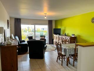 Harelbeke: appartement te huur met 2 slaapkamers.Indeling: woonkamer, open keuken, berging, 2 slaapkamers, badkamer met bad/douche en dubbele...