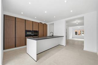 <p><span>Deze net vernieuwde woning ligt in een stille, met groen verfraaide eenrichtingsstraat (zone 30), met aan het uiteinde het publieke Borgersteinpark. De zeer gunstige EPC-score van 64 kWh/m²/jaar (label A), werd bereikt door het plaatsen van dikke lagen isolatie, vloerverwarming, een condensatieketel, 6 zonnepanelen en nieuwe PVC-ramen. Alle muren zijn al wit geschilderd. Qua luxe en comfort, spotten wij een metalen deur met glas (living), geprofileerde opdekdeuren, led-plafondspots, vestiairekast, elektrische rolluiken. De grote living met open keuken en eetplaats, zijn volledig opengewerkt. De maatkeuken met houten fronten en eiland (zitplaatsen), omvat volgende apparaten: grote freezer, grote koelkast, combi-oven, microgolf en vaatwasser. De kookplaat met geïntegreerde afzuiging, kost circa €4.000. Via het schuifraam kijkt u uit op een omheinde tuin (gras) met terras (buitenkraan) en geniet u van privacy en het zicht op de palmbomen van de buren. De berging/wasplaats is middels een partitie afgescheiden van de toiletruimte met lavabomeubel en hangtoilet. In de badkamer is plaats voor een dubbel lavabomeubel met houten fronten, spiegel met geïntegreerde verlichting, kolomkast (binnenin zwart), sierradiator en inloopdouche met glazen wand. De 2 grote kamers op de 1e verdieping worden aangevuld met een derde kamer (2 veluxramen), die de gehele 2</span><span><sup>e</sup></span><span> verdieping onder het nieuwe dak inneemt en onderaan de trap wordt afgesloten met een glazen schuifdeur.</span></p><p><span> </span></p>