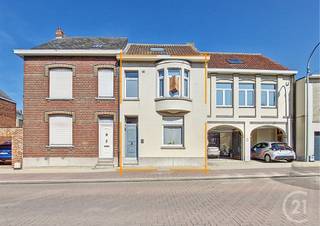 Leuke woning te koop in het centrum van Beerzel!Deze gezellige woning heeft op het gelijkvloers een ruime inkomhal, een nieuwe keuken met alle...