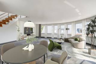 <p>Op zoek naar een écht ruim en lichtrijk appartement waar je meteen dat “thuisgevoel” ervaart? Dit prachtig afgewerkt duplexappartement met lift biedt maar liefst 5 slaapkamers, 2 badkamers, een zonnig terras én een ondergrondse autostaanplaats – allemaal op een toplocatie in Zandhoven.</p>
<p>Wat maakt dit appartement bijzonder?</p>
<ul>
<li>Grote leefruimte (62 m²!) – ideaal voor gezellige diners, een ruime zithoek en plek voor een extra lounge of speelhoek.</li>
<li>Leefkeuken</li>
<li>5 volwaardige slaapkamers + bureau/TV-hoek – genoeg ruimte voor een groot gezin, logés of een thuiskantoor.</li>
<li>2 badkamers – praktisch voor het hele gezin.</li>
<li>Zonnig terras (ca. 18 m²) – geniet van je koffie in de zon of van een aperitief in de avondzon.</li>
<li>Extra bergruimte – zowel op zolder als in de kelder.</li>
<li>Ondergrondse autostaanplaats & fietsenberging inbegrepen.</li>
</ul>
<p><strong><u>Indeling:</u></strong></p>
<p><strong><u>2de verdieping</u></strong></p>
<p>Ruime inkomhal met gastentoilet</p>
<p>Leefruimte (ca. 62 m²) met veel lichtinval</p>
<p>Leefkeuken (ca. 17 m²) volledig uitgerust</p>
<p>2 slaapkamers (19 m² & 15,5 m²)</p>
<p>Badkamer met dubbele lavabo, bad/douche en toilet</p>
<p>Wasplaats</p>
<p><strong><u>3de verdieping</u></strong></p>
<p>Ruime tv-hoek/bureau (47 m²)</p>
<p>3 slaapkamers (11 m², 14 m² & 14 m²)</p>
<p>Tweede badkamer met bad/douche, toilet en dubbele lavabo</p>
<p>2 bergingen</p>
<p>Toegang tot de zolder</p>
<p></p>
<p><strong><u>Praktisch</u></strong></p>
<p>EPC: 155 kWh/m² (Label B) → energiezuinig</p>
<p>Gemeenschappelijke kosten: 140 EUR/Maand</p>
<p>Centrale ligging, alles vlot bereikbaar</p>