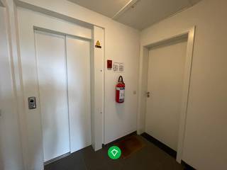 In deze rustige residentie vinden we dit ruim, duplex appartement terug. Het appartement is zeer gunstig gelegen, dit kortbij de autosnelweg,...