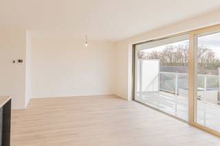 Volledig instapklaar, bijna energieneutraal (BEN20), 5 jaar vrijstelling van het kadastraal inkomen, 6% BTW mogelijk, meteen beschikbaar bij akte, groot terras: dit 2-slaapkamerappartement in Blaasveld bundelt alle grote troeven die je vandaag zoekt. Het appartement is volledig afgewerkt en professioneel geschilderd, zodat je zonder extra kosten meteen kan intrekken of het onmiddellijk kan verhuren. De leefruimte is lichtrijk dankzij de grote ramen en sluit mooi aan op de open, volledig uitgeruste keuken en aansluitende berging. Via de leefruimte heb je toegang tot een aangenaam terras met zicht op de rustige, groene omgeving van het project. De slaapkamers zijn praktisch ingedeeld en de badkamer is afgewerkt met kwalitatieve materialen. Het appartement is uitgerust met warmtepomp, zonnepanelen en vloerverwarming, wat zorgt voor een laag energieverbruik en een aangenaam binnenklimaat. Wie in aanmerking komt, kan genieten van het verlaagde 6% BTW-tarief, wat de aankoop financieel nog interessanter maakt (Ook als investeerder!). De ligging in het charmante Blaasveld, tussen Mechelen en Willebroek, biedt een rustige woonomgeving met vlotte bereikbaarheid, nabij winkels, openbaar vervoer en belangrijke invalswegen. Dit appartement is ideaal voor wie op zoek is naar een zorgeloze, instapklare woonoplossing, maar is ook bijzonder geschikt als veilige en duurzame investering. Neem gerust contact op voor meer informatie of een bezoek.