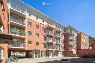 Dit aangename appartement is centraal gelegen en geeft met de leefruimte en het terras uit op een verkeersvrij binnenplein, het Albrechtplein. Rust te midden van het bruisende stadscentrum en alles op wandelafstand!<br /><br />Bestaande uit een inkomhal met een apart toilet en plaats voor vestiaire, een ruime en lichtrijke leefruimte met aansluitend een terras met een mooi vergezicht, een open en volledig uitgeruste keuken, een nachthal, een praktische wasplaats, 2 mooie slaapkamers en een ruime badkamer. U heeft bovendien de mogelijkheid om ondergronds een autostaanplaats aan te kopen voor €25.000. <br /><br />EPC 90kWh(A-label)! Elektriciteit conform! Niet-overstromingsgevoelig! Verlichting en raamdecoratie inbegrepen!<br /><br />Indien u dit mooie appartement graag bezoekt dan kan u mij steeds bereiken via vincent@immojanstas.be of op 0477284876.<br /><br />Bijkomende info (EPC, bodemattest, elektriciteitsattest, enz...) kan U hier downloaden ↓
