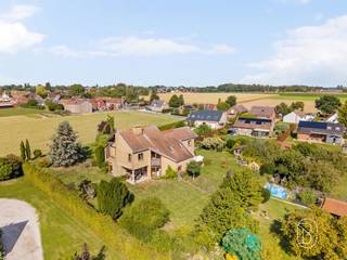 <p>Deze prachtige architectenvilla met een woonoppervlakte van 388 m² ligt perfect verscholen aan het einde van een privéoprit in het gezellige dorpje Templeuve, dicht bij alle voorzieningen en de hoofdwegen, en is als volgt ingedeeld:</p><p>Op de begane grond: een inkomhal met open trap, een apart toilet en een garderobehoek, een prachtige woonkamer met uitzicht op de tuin en open naar een ingerichte keuken, een wasruimte met directe toegang tot een garage voor twee auto’s, een werkkamer, een slaapkamer met eigen badkamer en toegang tot de kelder met diverse droge kelderruimtes.</p><p>Op de bovenverdieping: een grote open overloop die kan dienen als speelkamer of bibliotheekhoek, met toegang tot 4 mooie slaapkamers, waarvan één met inloopkast, een doucheruimte, een extra toilet en een trap die rechtstreeks naar buiten leidt.</p><p>Buiten: een mooie, deels omheinde tuin met bomen, een betonnen terras, een tuinhuisje en parkeergelegenheid voor meerdere voertuigen.</p><p>TECHNISCHE GEGEVENS: Centrale verwarming op stookolie (twee tanks van 1.000 l), een houtkachel, inbraakwerende houten kozijnen met dubbele beglazing, aansluiting op de riolering, aansprakelijkheidsverzekering 1.385 €, EPC-klasse D.</p>