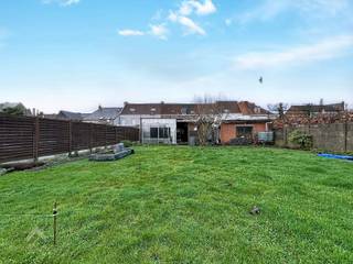 <p>Centraal gelegen woning in het centrum van Kuurne met maar liefst een bruikbare vloeroppervlakte van 311m² bestaande uit een inkomhal, 1<sup>ste</sup> leefruimte met eet-en zithoek, recente en volledig uitgeruste leef keuken met 2de woonkamer die uitgeeft op de grote tuin met aangelegd terras en tuinberging. Via de garage kom je uit op een overdekt terras die toegang biedt naar een polyvalente ruimte/werkplaats van +-50m². Op het verdiep (verder af te werken) zijn 3 slaapkamers, bureel/kinderkamer, nachthal met afzonderlijk toilet, ingerichte badkamer (inloopdouche, ligbad en dubbele wastafel) en een vaste trap naar de ruime zolder die mogelijkheden biedt om af te werken met extra slaapkamers.</p>
<p>Ideaal voor grote gezinnen of voor wie wonen en werken wenst te combineren!</p>
<p>Extra troeven:</p>
<ul>
<li>Energiezuinig</li>
<li>Bruikbare vloeroppervlakte van 311m²</li>
<li>Polyvalent bijgebouw</li>
<li>Op wandelafstand van scholen, het centrum, winkels en openbaar vervoer.</li>
<li>Droge kelder</li>
<li>Af te werken naar eigen smaak</li>
</ul>
<p></p>
<p>Deze woning is te koop ZONDER makelaar via het concept van Smart Houses! Wenst u verdere inlichtingen of bezoek? Contacteer rechtstreeks de eigenaar via 0496 89 61 57</p>