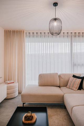 Instapklaar gelijkvloers appartement met privéterras, tuintje en parkeerplaats!<br /><br />Recent wooncomfort, een aangename buitenruimte en een uitstekende ligging in Wezemaal: dit bijzonder nette appartement uit 2021 heeft het allemaal. Winkels en scholen bevinden zich in de directe omgeving, net als het vernieuwde treinstation. De nabijheid van Leuven, de vlotte verbinding naar Aarschot en de E314 maken dit een ideale uitvalsbasis.<br /><br />Via de inkomhal met apart gastentoilet bereikt u de gezellige leefruimte met een volledig uitgeruste open keuken. Beide geven rechtstreeks uit op het privéterras met aansluitend een klein tuintje: een fijne plek om buiten te ontspannen en van het groen te genieten. Extra praktisch: via een poortje wandelt u rechtstreeks naar uw private buitenparkeerplaats, inbegrepen in de prijs.<br /><br />Het appartement beschikt verder over een ruime slaapkamer, een strak afgewerkte badkamer met inloopdouche en een afzonderlijke berging met wasfaciliteiten.<br /><br />Ook op energetisch vlak zit u goed: met EPC-label A, drie zonnepanelen en vloerverwarming combineert deze woning dagelijks comfort met energiezuinig wonen.<br /><br />Ontdek dit instapklare appartement tijdens een bezoek!<br /><br />Voor meer info of een vrijblijvende waardebepaling van uw eigendom: wouter.beckx@homixx.be of 016 199 349.