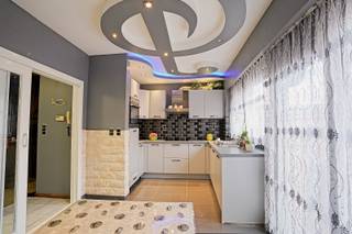 Dit charmante huis in Boom is een perfecte combinatie van modern comfort en sfeervolle uitstraling. Bij binnenkomst wordt je verwelkomd in een ruime inkomhal, ook de zeer ruime garage is op dit verdiep te vinden. Op de eerste verdieping is er een ruime woonkamer met veel natuurlijke lichtinval en keuken. De keuken is uitgerust met moderne apparatuur en biedt toegang naar het terras met voldoende ruimte voor een gezellige eethoek.<br />Op de tweede verdieping vind je 3 ruime slaapkamers en een badkamer.<br />Gelegen in een rustige buurt, ben je toch dichtbij alle nodige voorzieningen, zoals winkels, scholen en openbaar vervoer. Daarnaast heeft deze woning met de ruime garage plaats voor zeker 2 wagens.<br />Dit huis biedt een unieke kans voor iedereen die op zoek is naar een comfortabele en stijlvolle leefomgeving. Maak snel een afspraak op 052/41.41.94 voor een bezichtiging en ontdek zelf de mogelijkheden!<br />Referentie: 5294