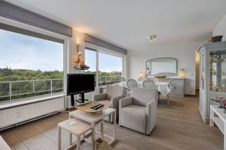 <p><strong>Lichtrijk, gerenoveerd appartement met een uitzonderlijk groen uitzicht.<br /><br /></strong>Zoekt u rust, ruimte en comfort? Dit prachtig appartement biedt het allemaal. Het is uiterst rustig gelegen in een residentiële omgeving nabij diverse parken, waardoor u hier geniet van een uniek en rustgevend panorama. <br /><br /><strong>Indeling:<br /></strong>Bij binnenkomst valt meteen de royale, open leefruimte op. Dankzij de grote raampartijen baadt deze ruimte in het natuurlijke licht en kijkt u uit op de omliggende natuur. Rechts van de leefruimte, de <strong>volledig geïnstalleerde keuken</strong> voorzien van alle moderne comfort (kookplaat, vaatwasser, oven, dampkap, microgolfoven en een koelkast).<br />Vanuit de leefruimte bereikt u de praktische wasplaats/berging met ingemaakte kasten en aansluitingen voor een wasmachine en droogkast. De nachthal (eveneens met ingemaakte kasten) leidt naar het gastentoilet, de slaapkamer en de badkamer met ligbad, wastafel en extra kastruimte. Dé <strong>absolute troef</strong> van dit appartement: Zowel via de leefruimte als via de keuken heeft u rechtstreeks toegang tot het grote terras. Hier geniet u van 's ochtends vroeg tot 's avonds laat in alle privacy van het zicht op het groen.<br /><br /><em><strong>Bijzonderheden:</strong> <br />EPC label <strong>B</strong>;<br />Maandelijkse kosten: ca. 280,- EUR / maand [Beheer, conciërge, huisvuil, blokpolis, Verbruik/onderhoud van de gemene delen (tuin, lift,...) + provisie koud/warm water en verwarming met individuele caloriemeters], excl. reservefonds;<br />Privatieve <strong>kelderberging</strong>;<br />Gemeenschappelijk <strong>fietsenberging</strong>;<br />Parking voor de deur.<br /><br /></em><strong>Ligging:</strong><br />Het appartement bevindt zich in een <strong>residentiële wijk</strong> op wandelafstand van <strong>het Rooi</strong>, winkels, scholen en in de onmiddellijke nabijheid van openbaar vervoer.</p>