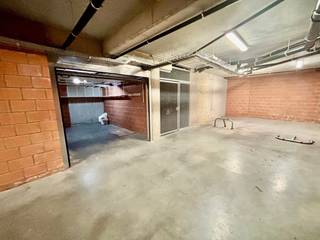 Prachtige nieuwbouw garage nummer 3 in een privaat afgesloten modern appartementsgebouw<br />100 €/maand (elektriciteit, stapelrekken en verlichting inbegrepen 