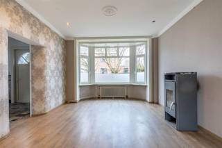 <p><strong>Century21 ImmoNero stelt voor:</strong></p><p>Prestigieuze villa van 373m2 op hoekperceel van 1052m2.  Uiterst ruime woning die in 2024 gedeeltelijk is gerenoveerd en als praktijkwoning / koppelwoning gebruikt kunt worden.  </p><p>Deze woning biedt op <br />GV: Inkomhal, grote woonkamer van ongeveer 40m2, ruime ingerichte keuken van 20m2 met toegang tot het Zuid gerichte terras (40m2),  Ruim bureel (14m3), toilet, wasruimte, dubbele garage en kelder.  </p><p>1e Verdieping: 4 Ruime slaapkamers (18m2, 16m2, 14m2 en 11m2), een badkamer (met ligbad, dubbele lavabo en douche), aparte toilet, speelkamer/ kantoorruimte/ hobbyruimte van 19m2.</p><p>2e verdieping: badkamer (met bad en lavabo), 6de slaapkamer (12m2) en grote afgewerkte zolder die kan worden omgebouwd tot 2 extra slaapkamers (33m2).  </p><p>Deze woning beschikt over een nieuwe badkamer, WC, een recente condensatie ketel,</p><p>www.sint-annastraat47.be    </p>
