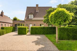 Bent u op zoek naar een ruime gezinswoning in Wielsbeke met een rustige ligging, grote tuin en vlotte bereikbaarheid? Dan is deze instapklare woning precies wat u zoekt.Gelegen in een doodlopende straat geniet u hier van maximale rust en privacy, terwijl winkels, bakker, slager en andere voorzieningen zich op wandelafstand bevinden. Bovendien bereikt u het centrum van Waregem in slechts enkele minuten.Op een perceel van 1.087 m² en met een bewoonbare oppervlakte van 332 m² biedt deze woning alle ruimte voor het hele gezin. De lichtrijke woonkamer sluit aan op een tweede gezellige leefruimte met een prachtig uitzicht op de aangelegde tuin. De volledig uitgeruste keuken, royale leefruimtes en dubbele garage zorgen voor optimaal wooncomfort.Op de eerste verdieping bevinden zich 3 ruime slaapkamers en een stijlvolle badkamer. De praktische zolder biedt extra bergruimte of kan verder ingericht worden volgens uw wensen.De fraai aangelegde, groene tuin vormt een absolute meerwaarde en is de ideale plek om in alle rust van het buitenleven te genieten.Troeven: perceel van 1.087 m², 332 m² bewoonbare oppervlakte, dubbele garage, lichtrijke leefruimtes, verzorgde afwerking, rustige ligging en uitstekende bereikbaarheid richting Waregem.Een ideale woning voor wie op zoek is naar ruimte, comfort en een groene woonomgeving.Vanafprijs: 585.000 euroInteresse? Contacteer Immo Beguin via luna@immobeguin.be voor meer informatie of een bezoek.