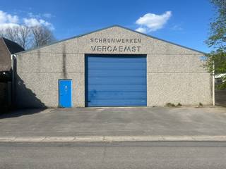 Loods te huur in Waregem, oppervlakte +/- 725m2 met voorliggende parkeerruimte van 80mDe loods is een open ruimte met 2 aparte lokalen ( bureel en...