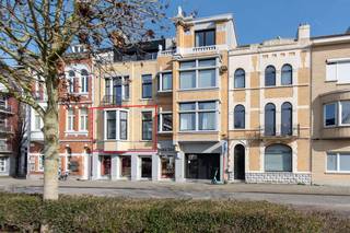 Cet appartement luxueusement rénové à vendre est situé au premier étage de la résidence Villa Cézanne à Ostende. La propriété bénéficie d'un emplacement idéal, juste à côté du magnifique parc Maria Hendrika et à quelques pas du centre-ville animé et de la plage. Les transports en commun et divers équipements sont également à proximité, ce qui garantit un confort de vie optimal dans un environnement verdoyant.Disposition :- hall d'entrée avec placards intégrés- espace de vie spacieux (33 m²) - cuisine ouverte avec finition en marbre et équipée d'appareils AEG de haute qualité : four, micro-ondes, lave-vaisselle et cuisinière à induction- grande pièce de rangement avec raccordement pour machine à laver- salle de bain avec douche à l'italienne, meuble de toilette avec lavabo et miroir lumineux et chauffant- chambre 1 (9 m²) avec accès à une terrasse- chambre 2 (10 m²) avec placards intégrés, bureau et mezzanine- terrasse (8 m²) Avantages :- entièrement rénové et en parfait état de neuf (2023)- finition aspect marbre de haute qualité et équipement haut de gamme- emplacement idéal près du parc Maria Hendrikapark, du centre-ville et de la plage- les transports en commun sont accessibles à pied- un local à vélos commun dans le bâtimentCet appartement à vendre a été entièrement rénové en 2023 et a été remis à neuf avec un souci du détail et des matériaux de haute qualité. Demandez votre visite dès maintenant !