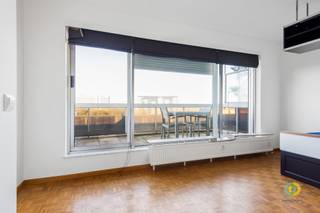 Ce studio est situé à Evere, au 9e et dernier étage d'un grand immeuble. Un ascenseur dessert les 8 étages. Le studio dispose d'un espace de...