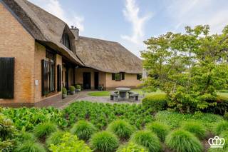 Tijdloze rietgedekte villa met schitterende tuin, kwalitatief gebouwd, veel ruimte, goed gelegen vlakbij het centrum. GelijkvloersRoyale inkomhal met...