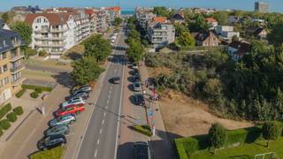 2 loten bouwgrond gelegen in de Leopold-II-Laan en de Madeliefjesweg te Oostduinkerke. Betreft verkoop van aandelen of share deal! Perceel van 784m² uitgevend op de Leopold-II-Laan en een 2e perceel van 465m² gelegen in de Madeliefjesweg. Bouwvoorschriften op aanvraag. Grondplan in bijlage. Vraagprijs: 790000€