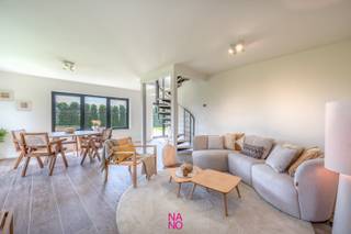 Volledig gerenoveerde koppelvilla met 4 slaapkamers en een prachtige Zuidgerichte tuin, gelegen in het Woonerf "WITTE POLDERSHOF" en dit op de rand van Knokke-Heist.<br />Deze energiezuinige woning werd luxueus gerenoveerd en omvat een inkom met toilet, woonkamer met eet- en zithoek, volledig ingerichte keuken, 2 ruime slaapkamers, badkamer met inloopdouche, garage met wasplaats. Op de verdieping zijn er 2 volwaardige slaapkamers en een gemeenschappelijke badkamer met ligbad en toilet. ruime, Zuidgerichte en volledig nieuw aangelegde tuin met een aangenaam zonneterras. Zonnepalen, geothermie,...<br /><br />Verder beschikt "het witte poldershof" over een volledig aangelegde oprit met verschillende autostaanplaatsen, een automatische poort vooraan en parlofonie met camerasysteem.<br />De woning is momenteel verhuurd en kan vrij zijn door wettelijke opzeg van het huurcontract.<br />